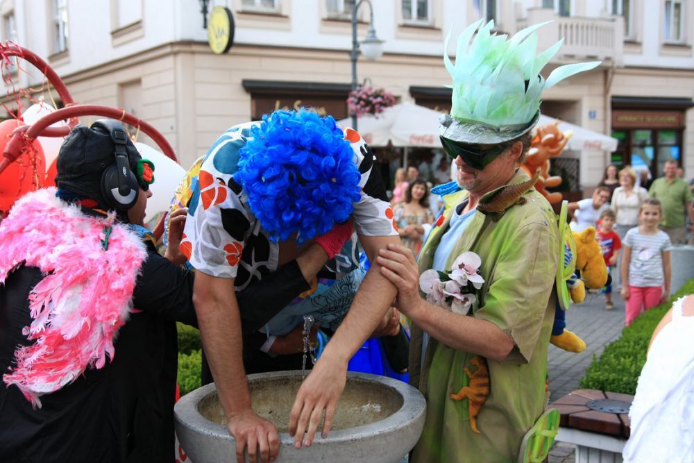 Parada uliczna Teatru Maska w Rzeszowie z okazji 80 rocznicy urodzin Jerzego Grotowskiego