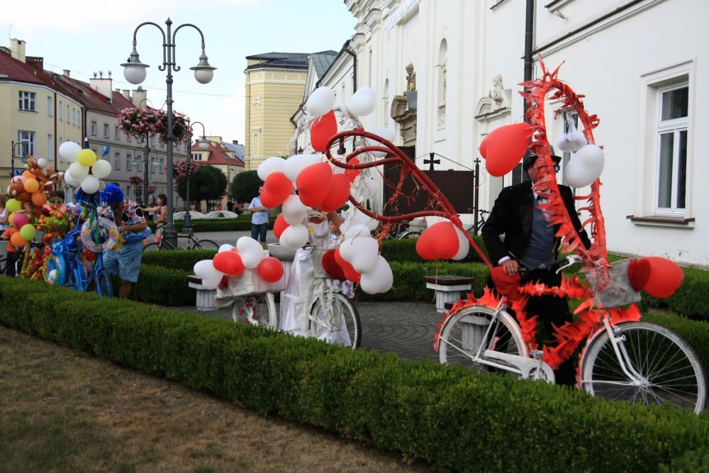 Parada uliczna Teatru Maska w Rzeszowie z okazji 80 rocznicy urodzin Jerzego Grotowskiego