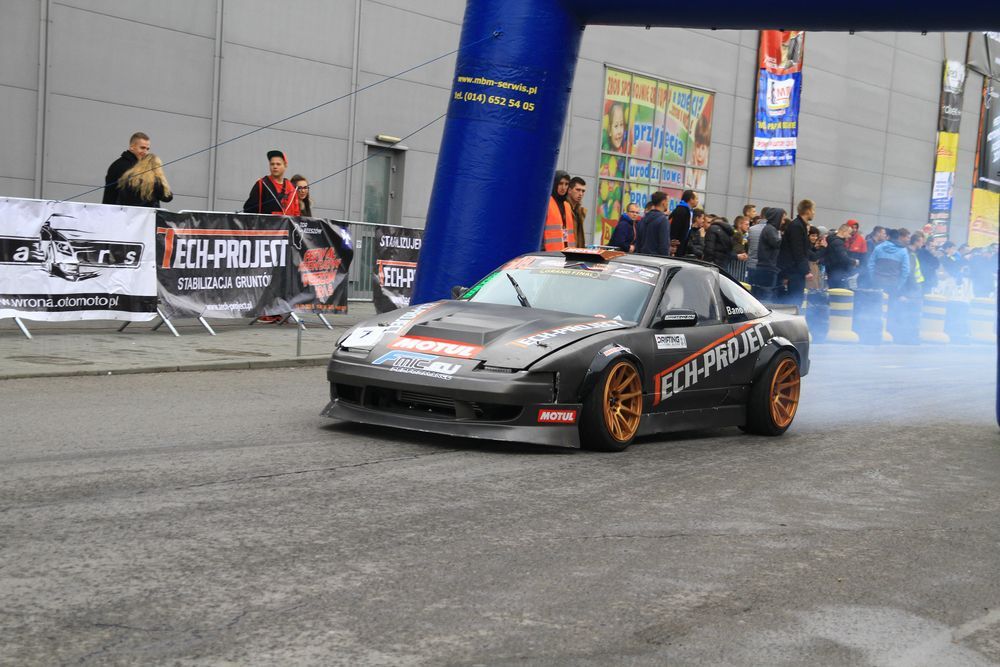 Pokazy driftu na Festiwalu Motoryzacyjnym w Rzeszowie 