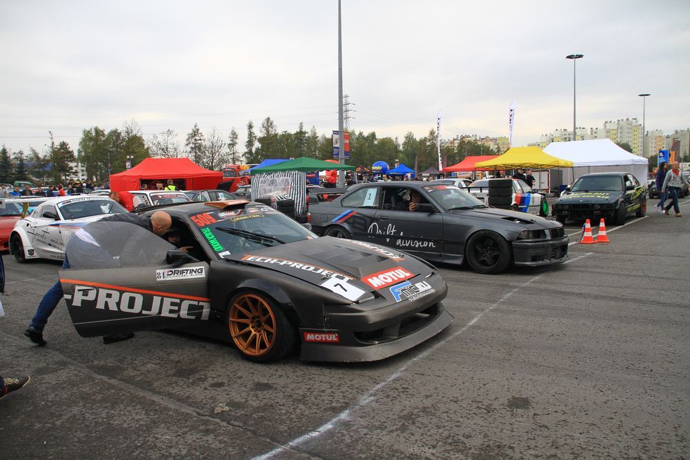 Pokazy driftu na Festiwalu Motoryzacyjnym w Rzeszowie 