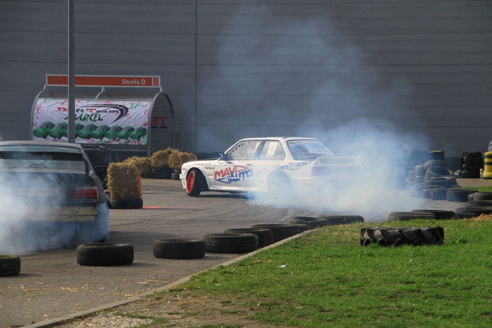 Pokazy driftu na Festiwalu Motoryzacyjnym w Rzeszowie 