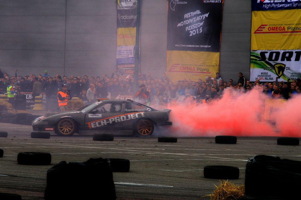 Pokazy driftu na Festiwalu Motoryzacyjnym w Rzeszowie 