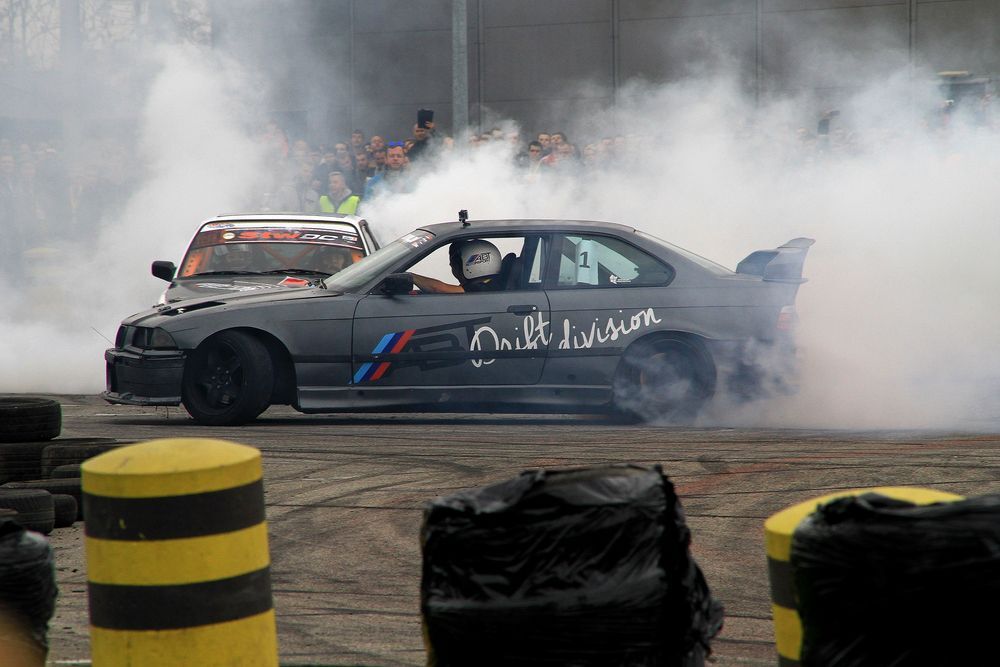Pokazy driftu na Festiwalu Motoryzacyjnym w Rzeszowie 