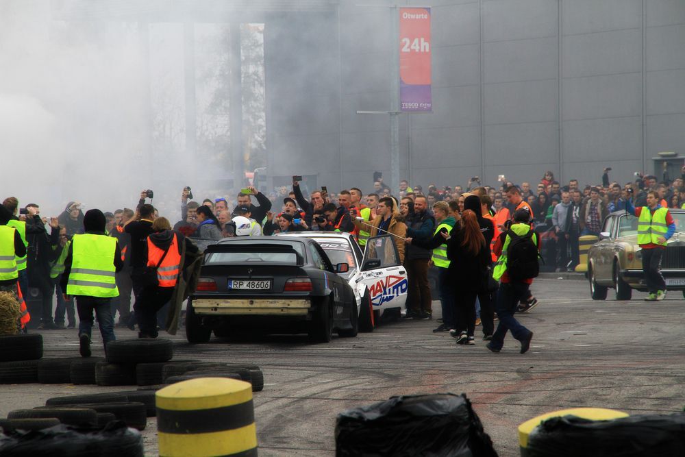 Pokazy driftu na Festiwalu Motoryzacyjnym w Rzeszowie 