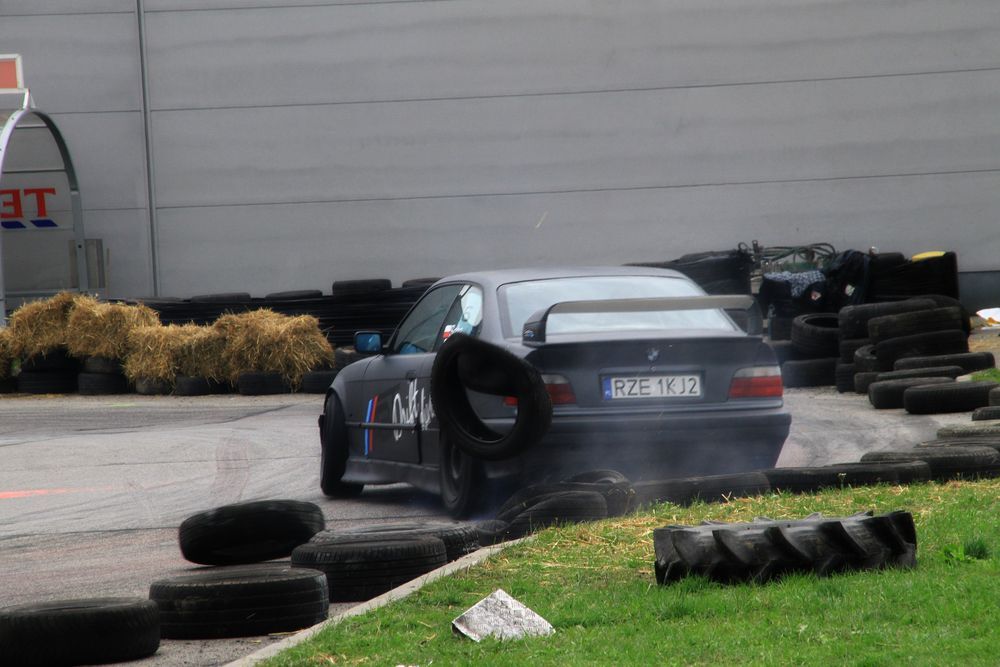 Pokazy driftu na Festiwalu Motoryzacyjnym w Rzeszowie 