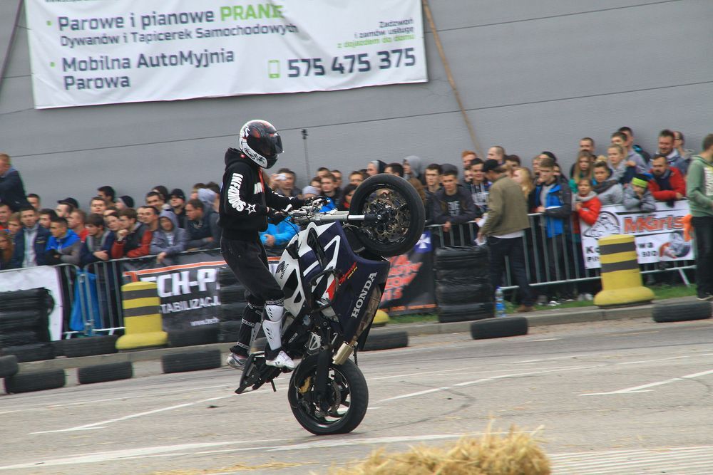 Pokazy driftu na Festiwalu Motoryzacyjnym w Rzeszowie 