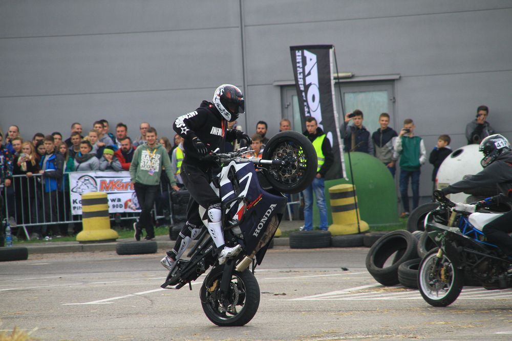 Pokazy driftu na Festiwalu Motoryzacyjnym w Rzeszowie 