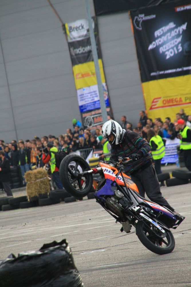Pokazy driftu na Festiwalu Motoryzacyjnym w Rzeszowie 