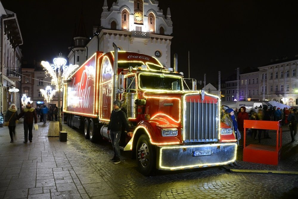Ciężarówka Coca Coli na rzeszowskim Rynku