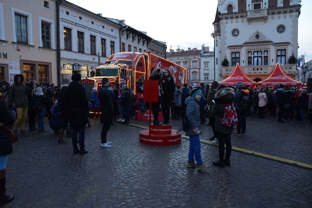 Ciężarówka Coca Coli na rzeszowskim Rynku