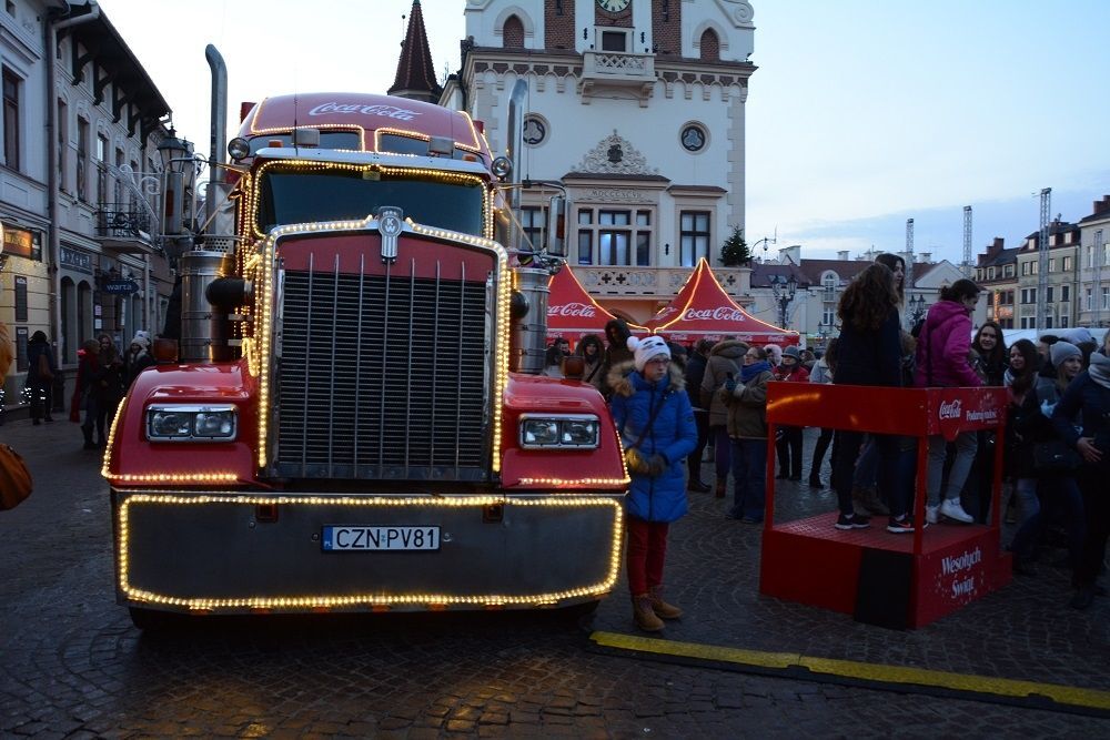 Ciężarówka Coca Coli na rzeszowskim Rynku