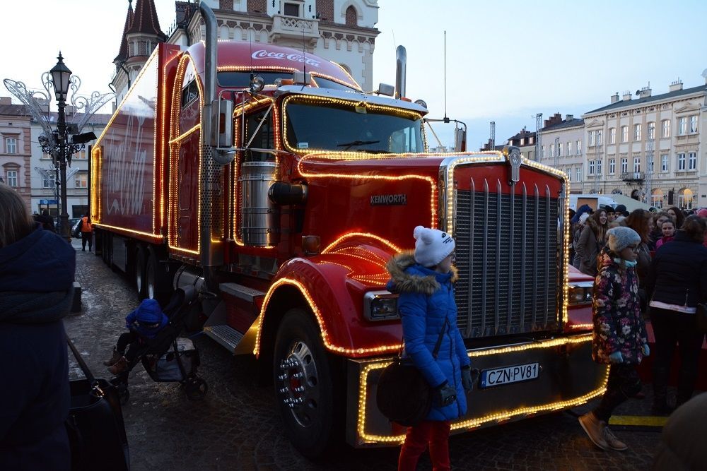 Ciężarówka Coca Coli na rzeszowskim Rynku