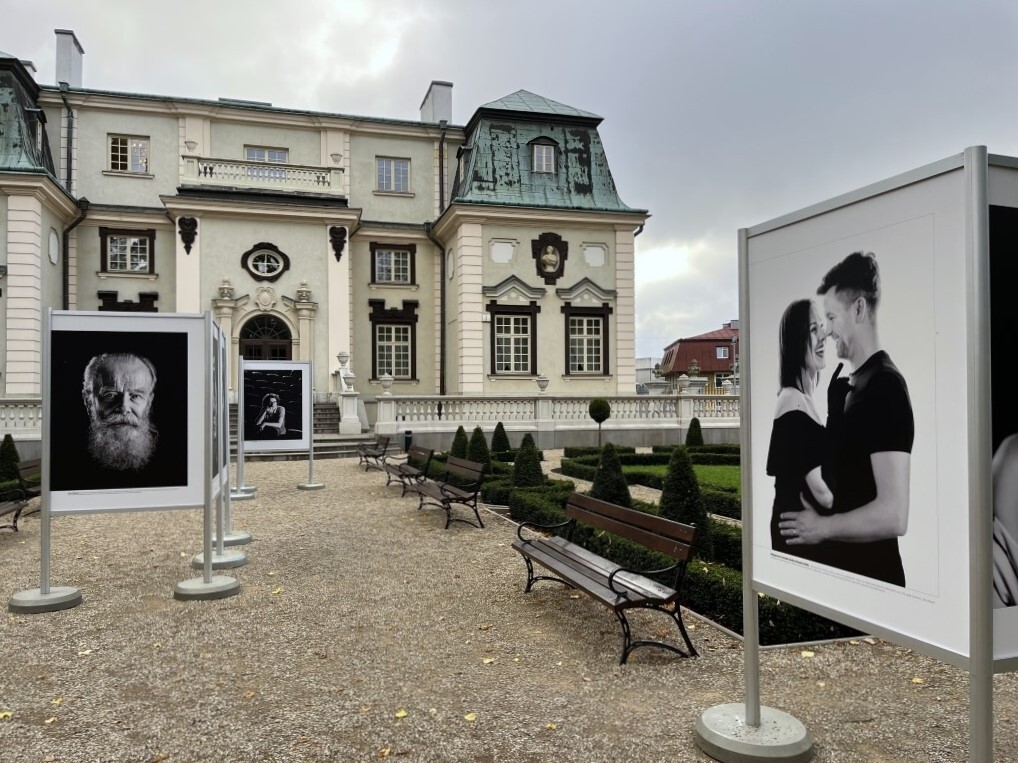 "Spotkania" - fotografie Tadeusza Poźniaka w ogrodzie Letniego Pałacu Lubomirskich
