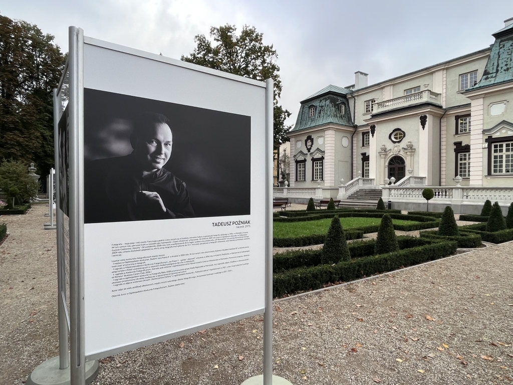 "Spotkania" - fotografie Tadeusza Poźniaka w ogrodzie Letniego Pałacu Lubomirskich