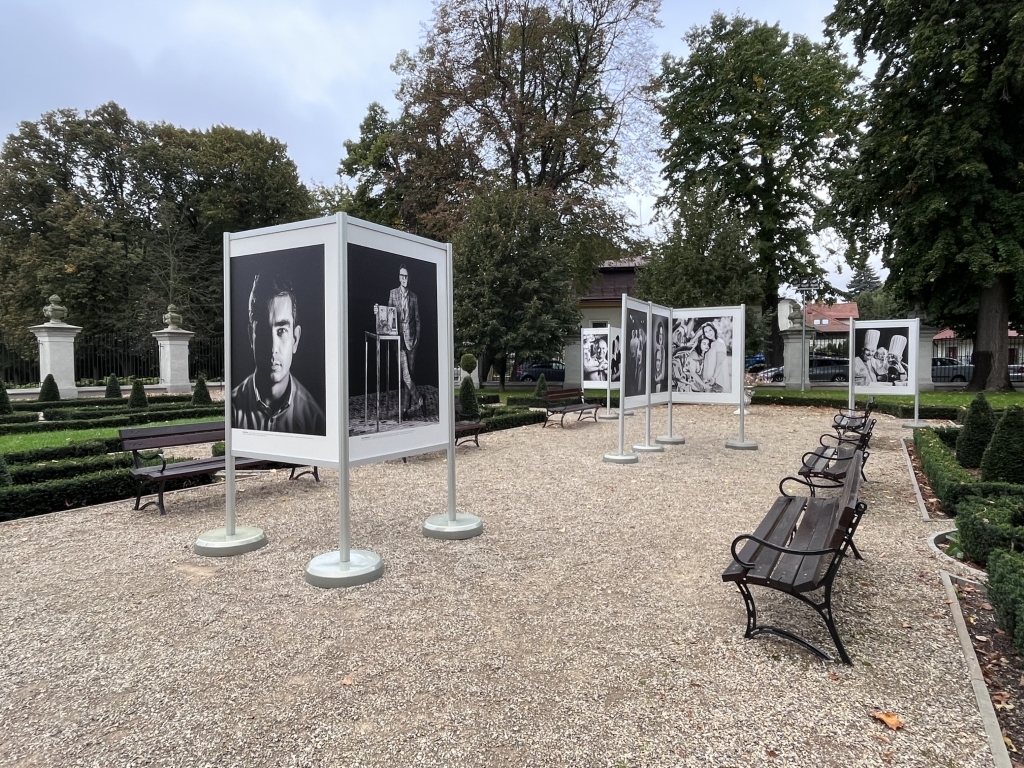 "Spotkania" - fotografie Tadeusza Poźniaka w ogrodzie Letniego Pałacu Lubomirskich
