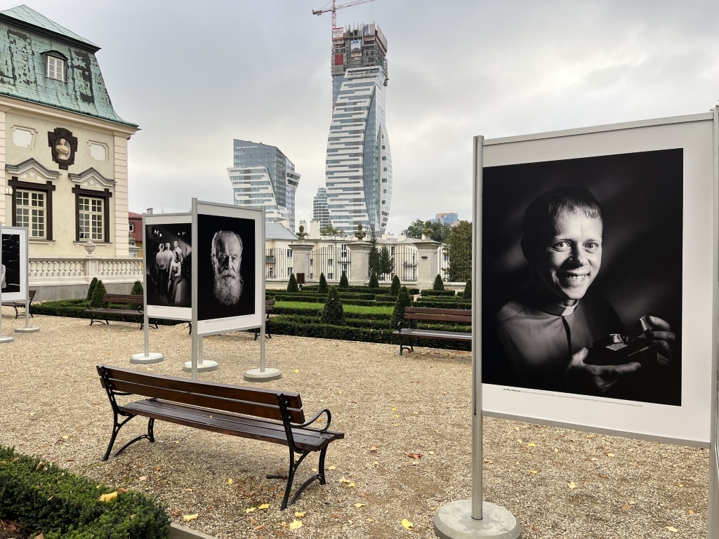 "Spotkania" - fotografie Tadeusza Poźniaka w ogrodzie Letniego Pałacu Lubomirskich