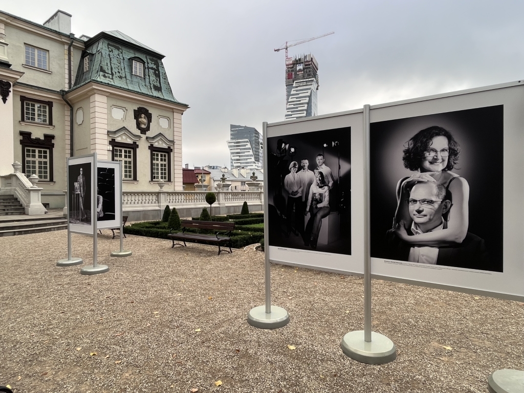 "Spotkania" - fotografie Tadeusza Poźniaka w ogrodzie Letniego Pałacu Lubomirskich