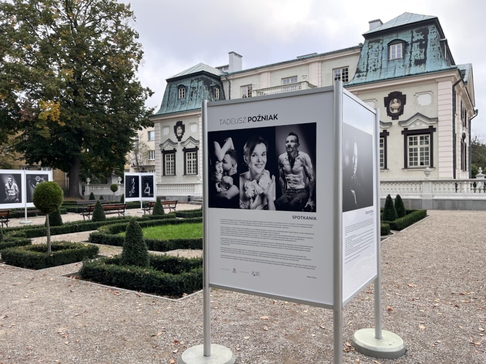 "Spotkania" - fotografie Tadeusza Poźniaka w ogrodzie Letniego Pałacu Lubomirskich