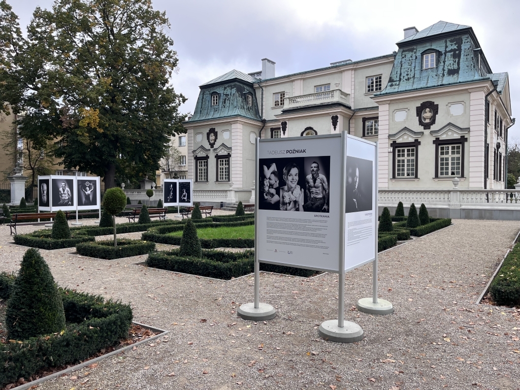 "Spotkania" - fotografie Tadeusza Poźniaka w ogrodzie Letniego Pałacu Lubomirskich