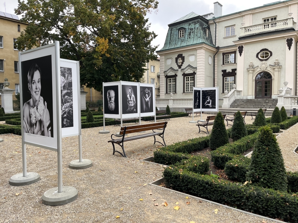 "Spotkania" - fotografie Tadeusza Poźniaka w ogrodzie Letniego Pałacu Lubomirskich