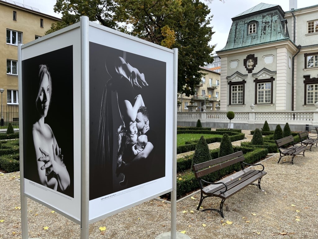 "Spotkania" - fotografie Tadeusza Poźniaka w ogrodzie Letniego Pałacu Lubomirskich