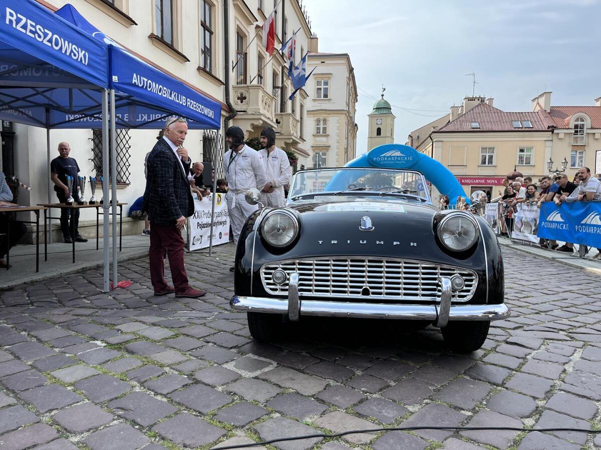Zabytkowe pojazdy na rzeszowskim Rynku