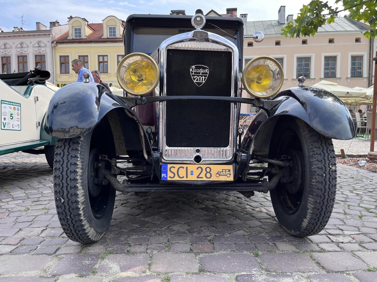 Zabytkowe pojazdy na rzeszowskim Rynku