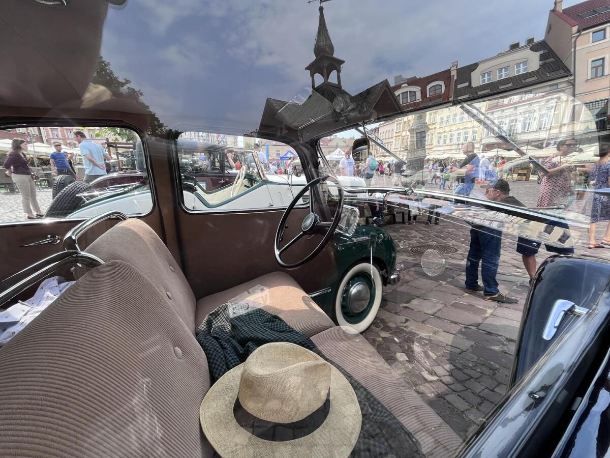 Zabytkowe pojazdy na rzeszowskim Rynku