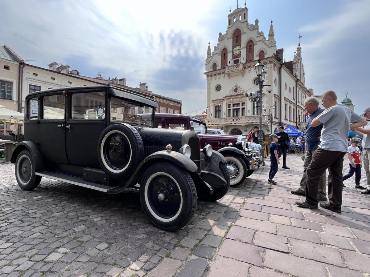 Zabytkowe pojazdy na rzeszowskim Rynku