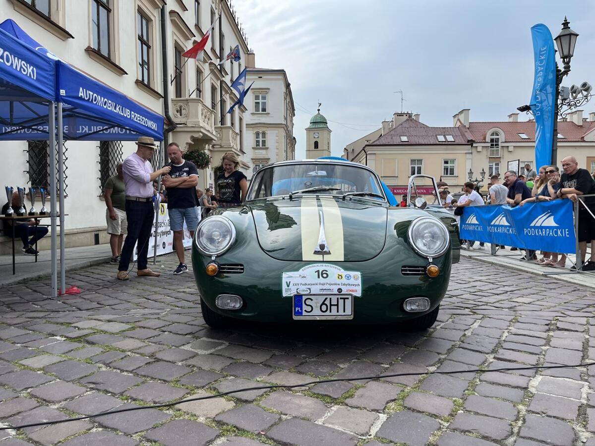 Zabytkowe pojazdy na rzeszowskim Rynku