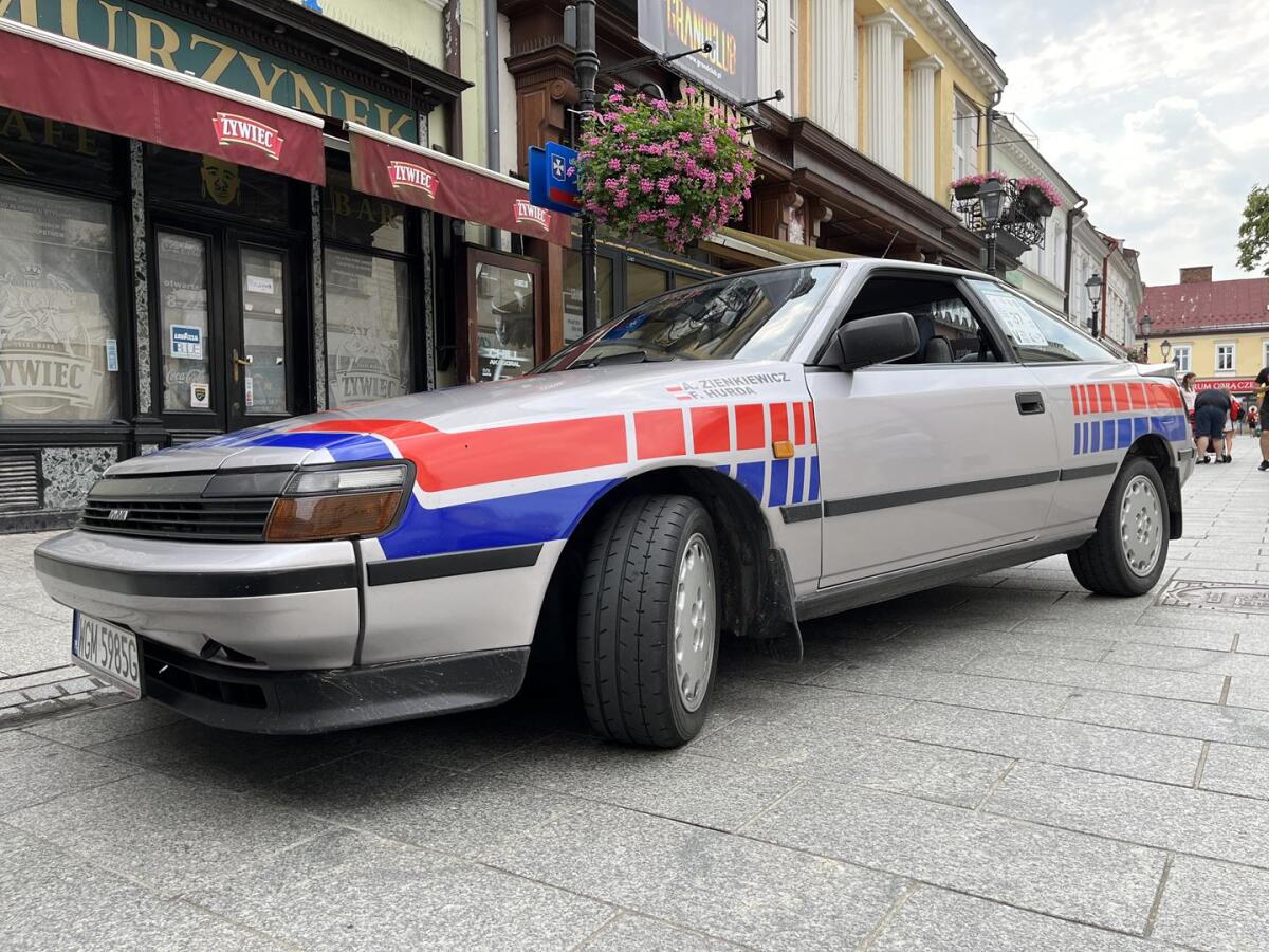 Zabytkowe pojazdy na rzeszowskim Rynku