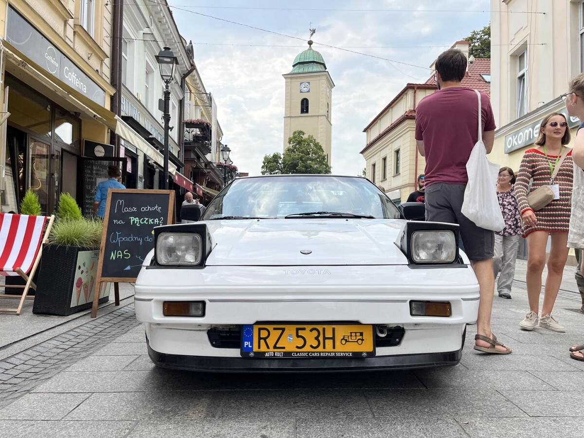 Zabytkowe pojazdy na rzeszowskim Rynku