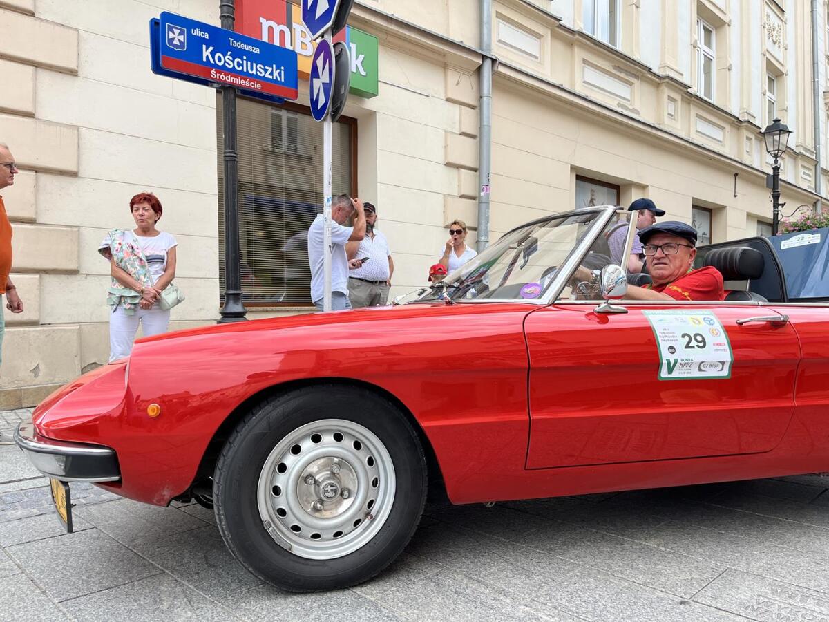 Zabytkowe pojazdy na rzeszowskim Rynku