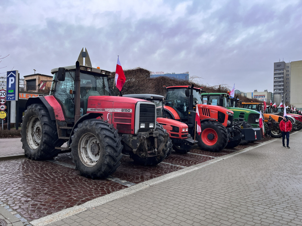 Protest rolników przed Urzędem Wojewódzkim w Rzeszowie
