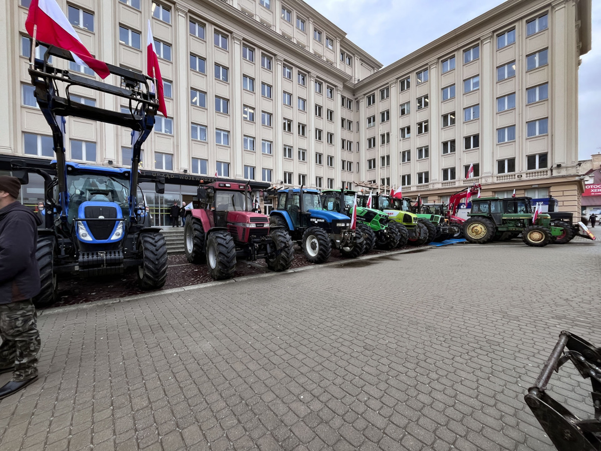 Protest rolników przed Urzędem Wojewódzkim w Rzeszowie