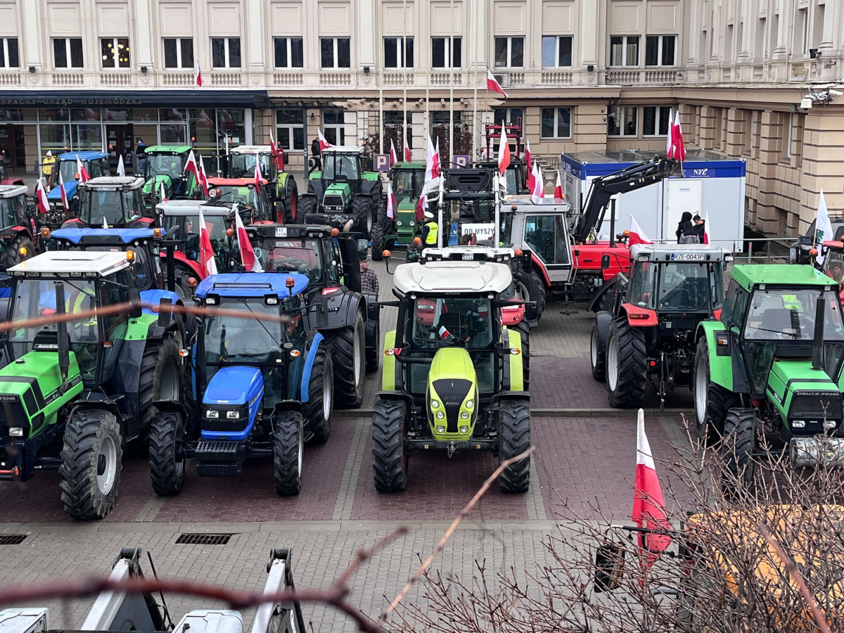 Protest rolników przed Urzędem Wojewódzkim w Rzeszowie