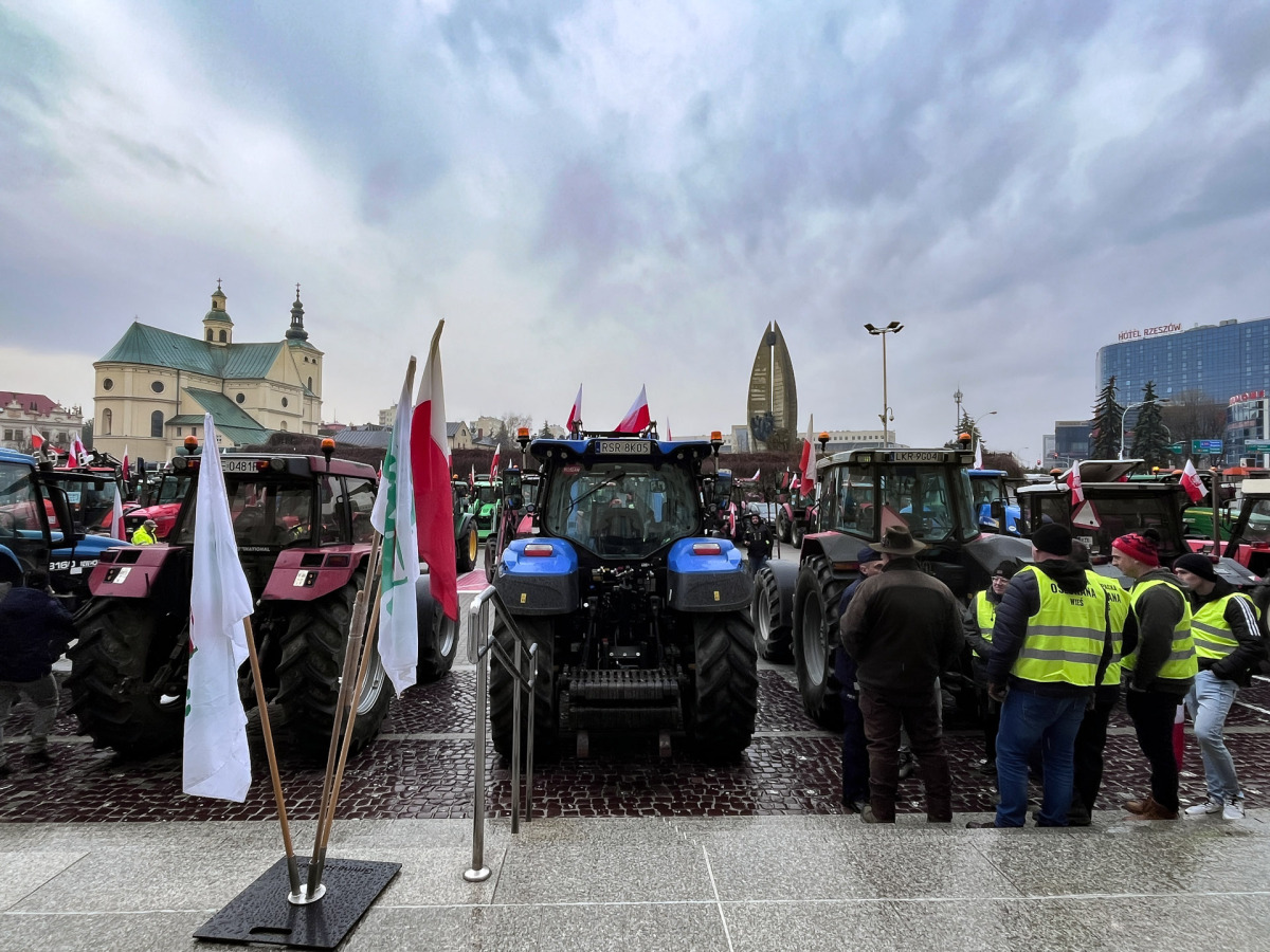 Protest rolników przed Urzędem Wojewódzkim w Rzeszowie
