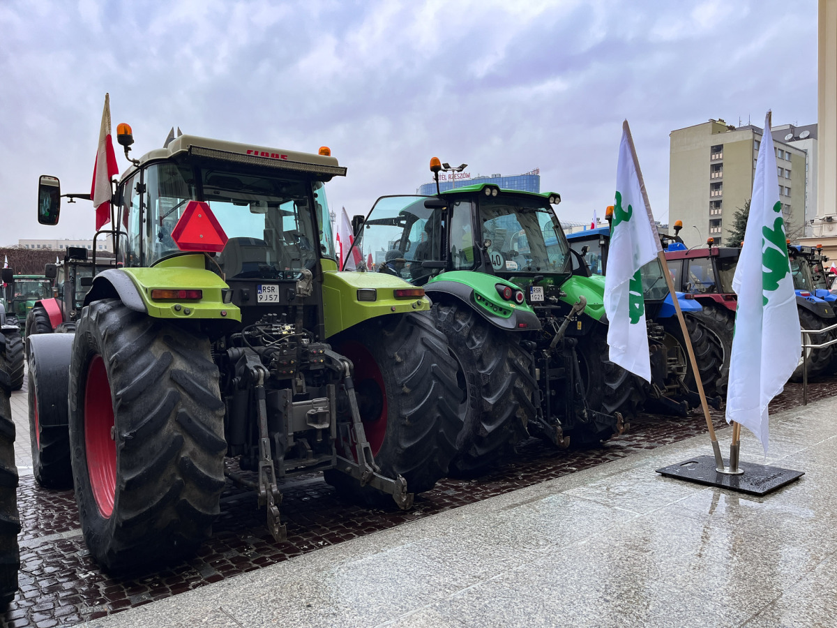 Protest rolników przed Urzędem Wojewódzkim w Rzeszowie