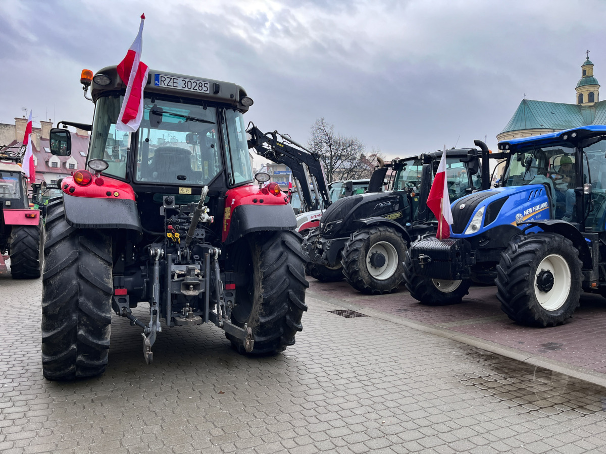 Protest rolników przed Urzędem Wojewódzkim w Rzeszowie