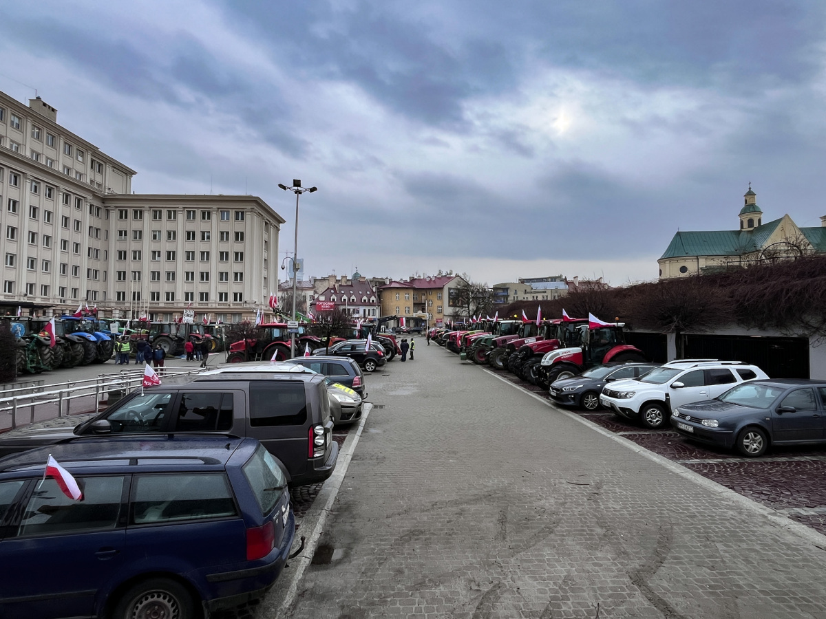 Protest rolników przed Urzędem Wojewódzkim w Rzeszowie