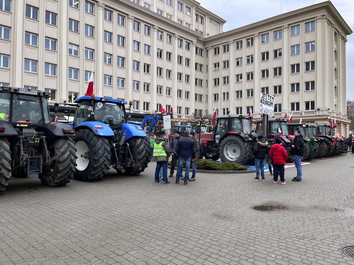 Protest rolników przed Urzędem Wojewódzkim w Rzeszowie