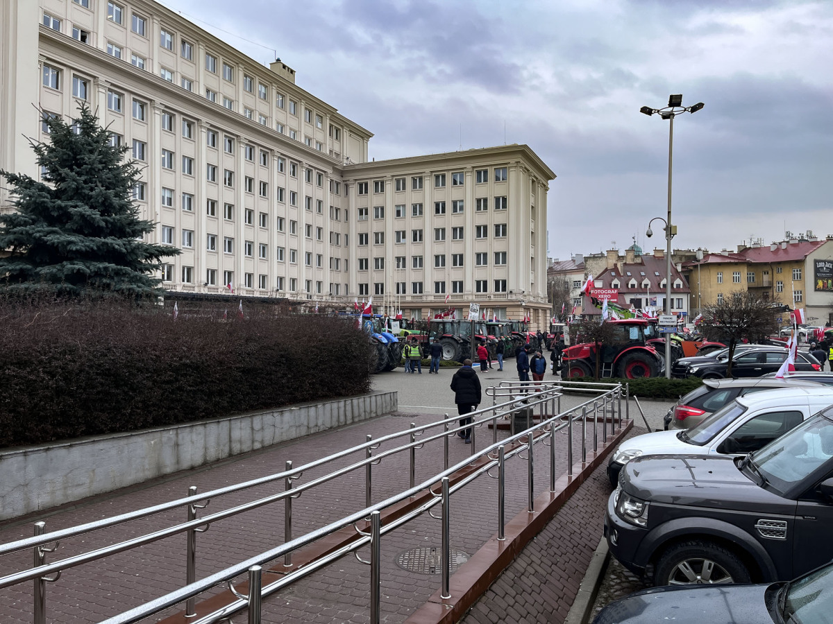 Protest rolników przed Urzędem Wojewódzkim w Rzeszowie