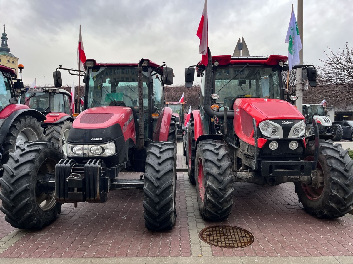 Protest rolników przed Urzędem Wojewódzkim w Rzeszowie