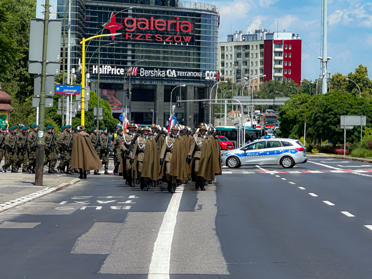 Rzeszów - Defilada wojskowa w centrum Rzeszowa [ZDJĘCIA]