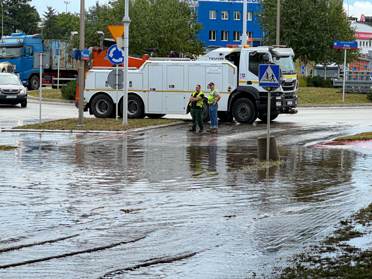 Rzeszów - Droga pod wiaduktem na al. Wyzwolenia po porannej ulewie [17.07.2024]