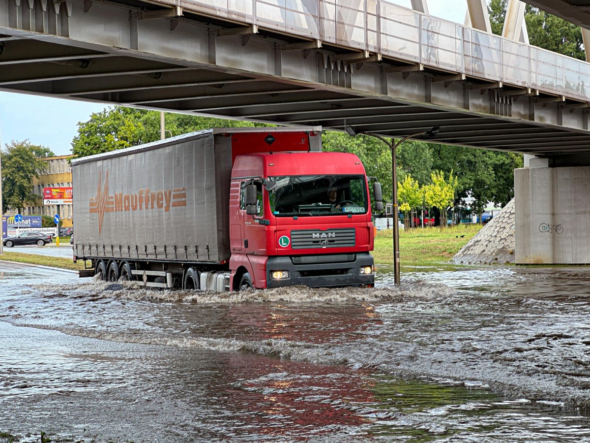 Rzeszów - Droga pod wiaduktem na al. Wyzwolenia po porannej ulewie [17.07.2024]