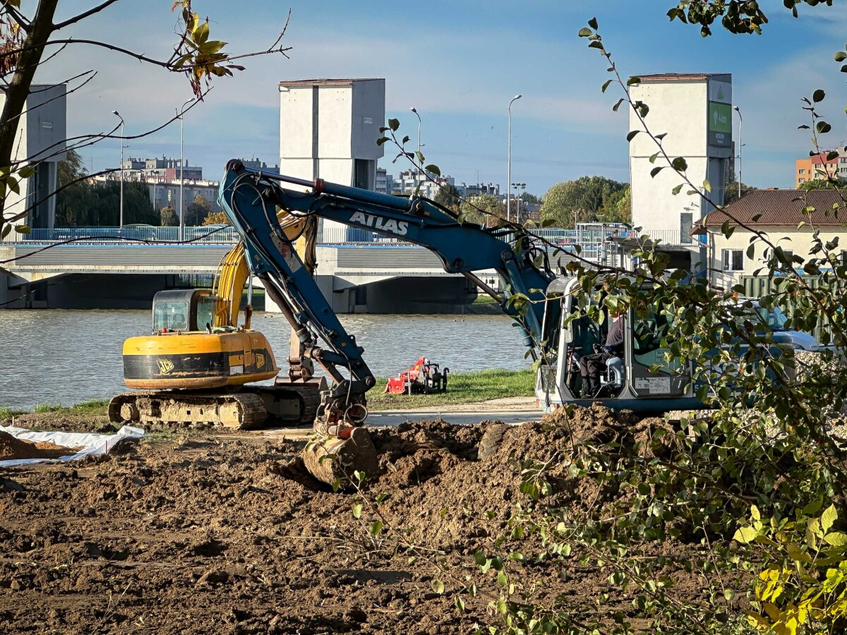 Rzeszów - Budowa miejskiej plaży nad Wisłokiem [październik 2024]