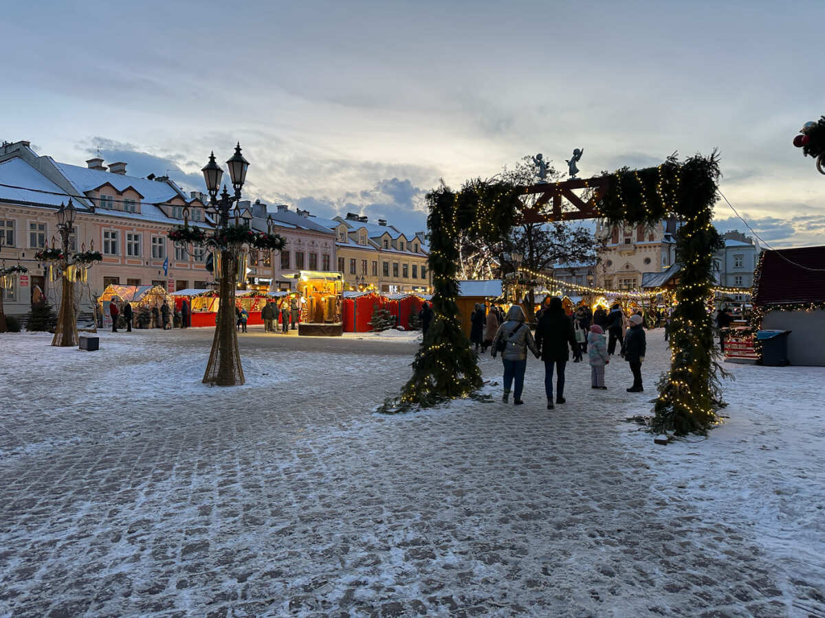 Rzeszów - Świąteczne Miasteczko i iluminacje w centrum Rzeszowa