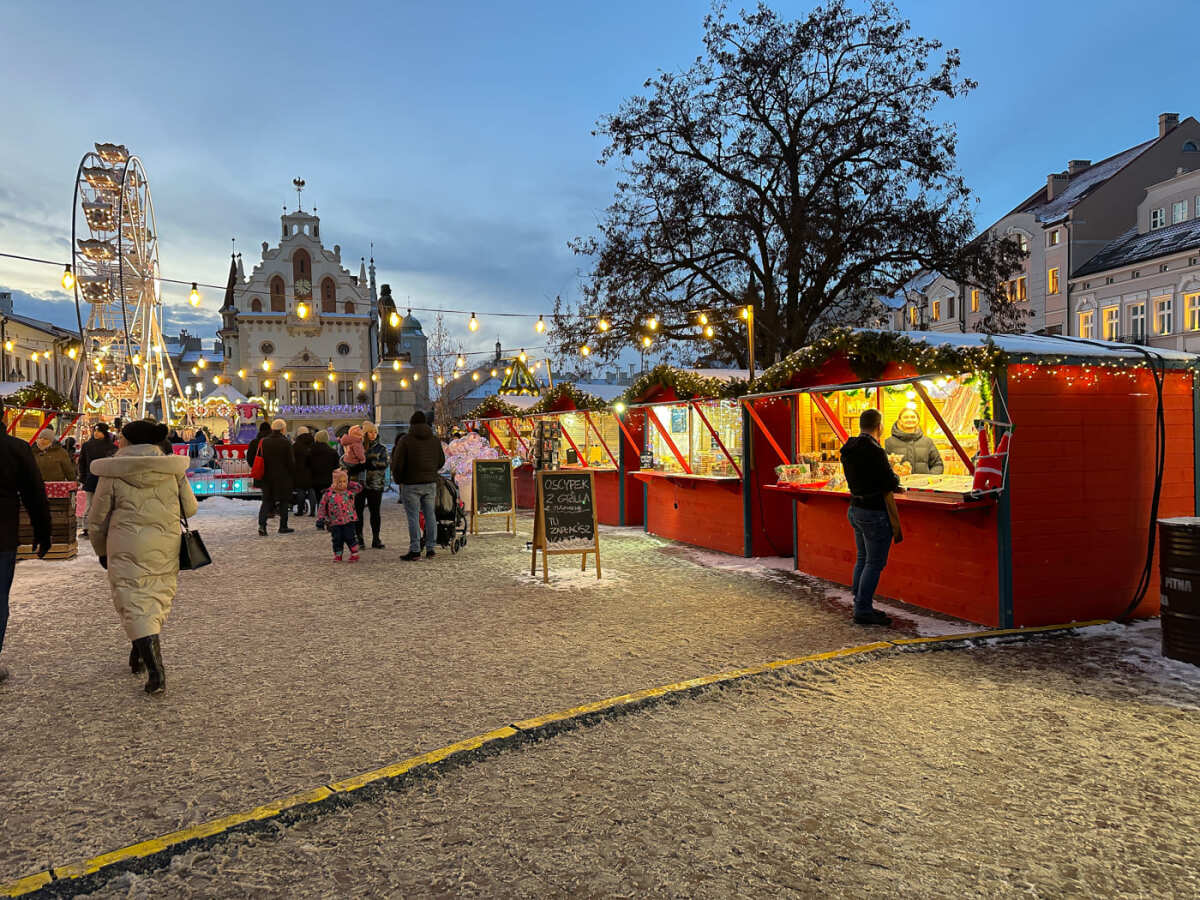 Rzeszów - Świąteczne Miasteczko i iluminacje w centrum Rzeszowa