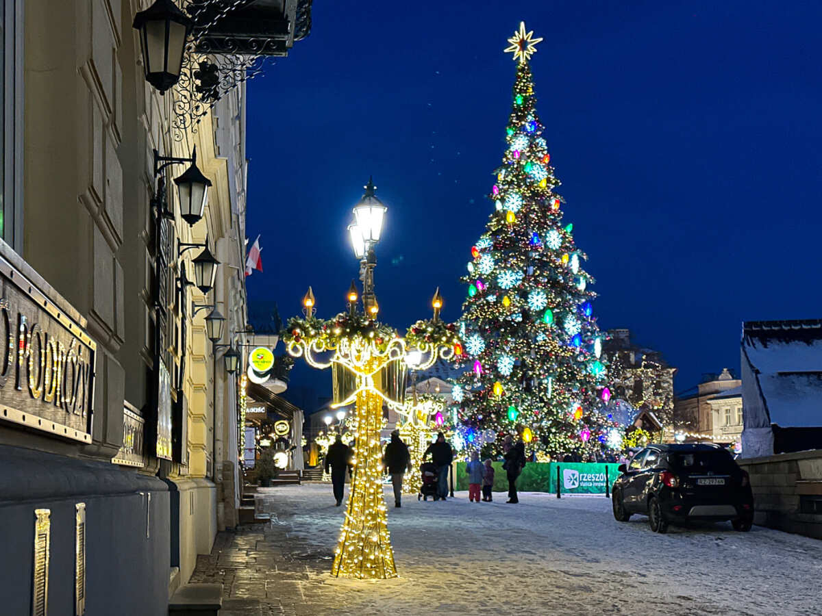 Rzeszów - Świąteczne Miasteczko i iluminacje w centrum Rzeszowa